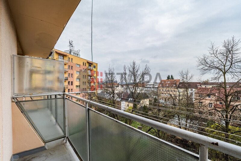 Prodej bytu 3+1 s balkónem v ulici L. M. Pařízka v Českých Budějovicích.