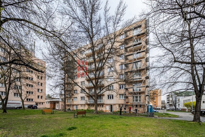 Prodej bytu 3+1 s balkónem v ulici L. M. Pařízka v Českých Budějovicích.