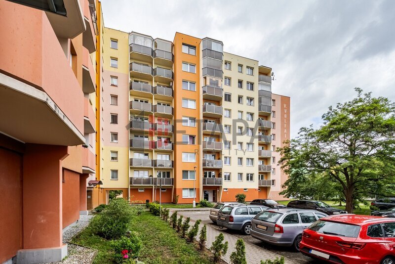 Prodej bytu 3+1 s lodžií v ulici M. Chlajna v Českých Budějovicích.