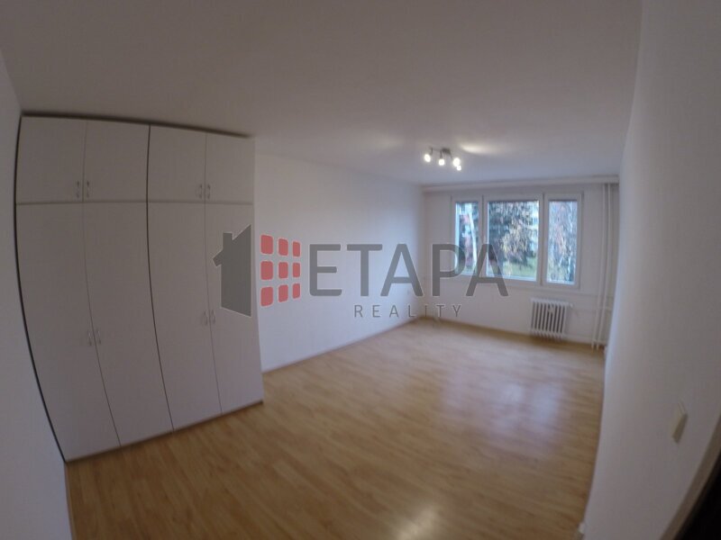Prodej prostorného bytu 2+1 o podlahové ploše 65 m² v Zachariášově ulici v Českých Budějovicích