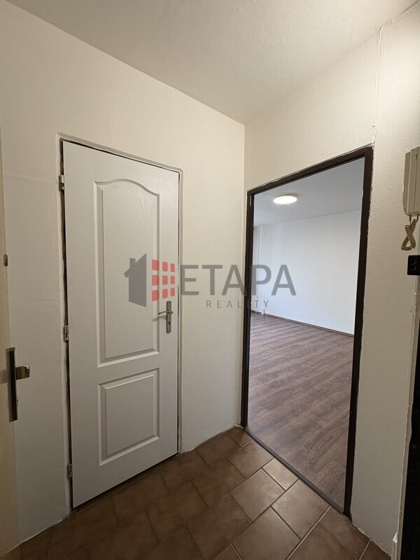 Pronájem bytu 1+1 26 m² s lodžií 6 m² v ulici V zápolí, Praha - Michle