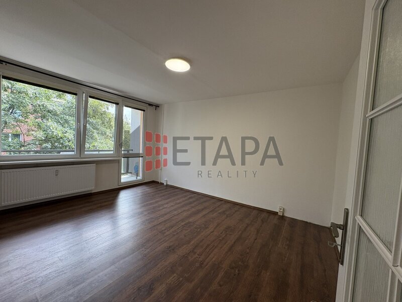 Pronájem bytu 1+1 26 m² s lodžií 6 m² v ulici V zápolí, Praha - Michle