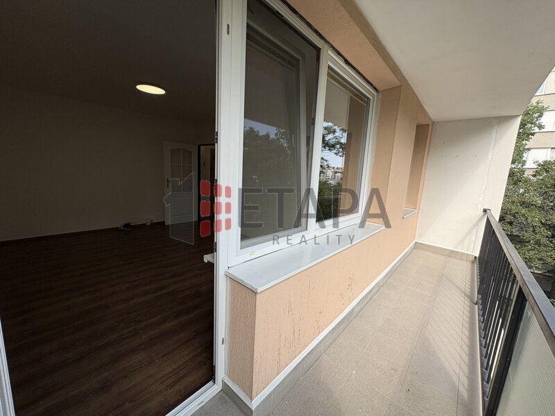 Pronájem bytu 1+1 26 m² s lodžií 6 m² v ulici V zápolí, Praha - Michle