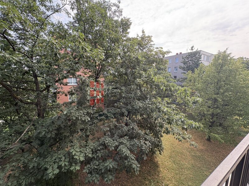 Pronájem bytu 1+1 26 m² s lodžií 6 m² v ulici V zápolí, Praha - Michle