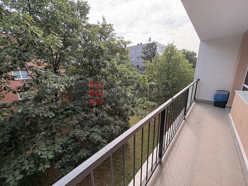 Pronájem bytu 1+1 26 m² s lodžií 6 m² v ulici V zápolí, Praha - Michle