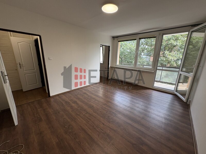Pronájem bytu 1+1 26 m² s lodžií 6 m² v ulici V zápolí, Praha - Michle