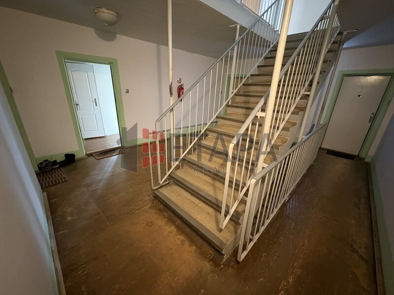 Pronájem bytu 1+1 26 m² s lodžií 6 m² v ulici V zápolí, Praha - Michle