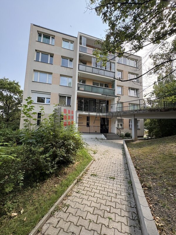 Pronájem bytu 1+1 26 m² s lodžií 6 m² v ulici V zápolí, Praha - Michle
