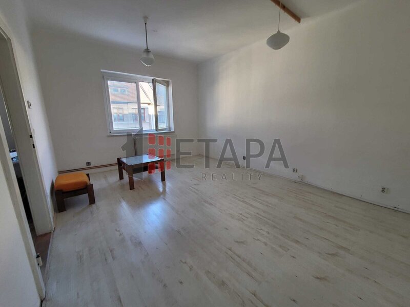Pronájem bytu 1+1 50 m² s prostornou komorou v ul.Čechova v Českých Budějovicích.
