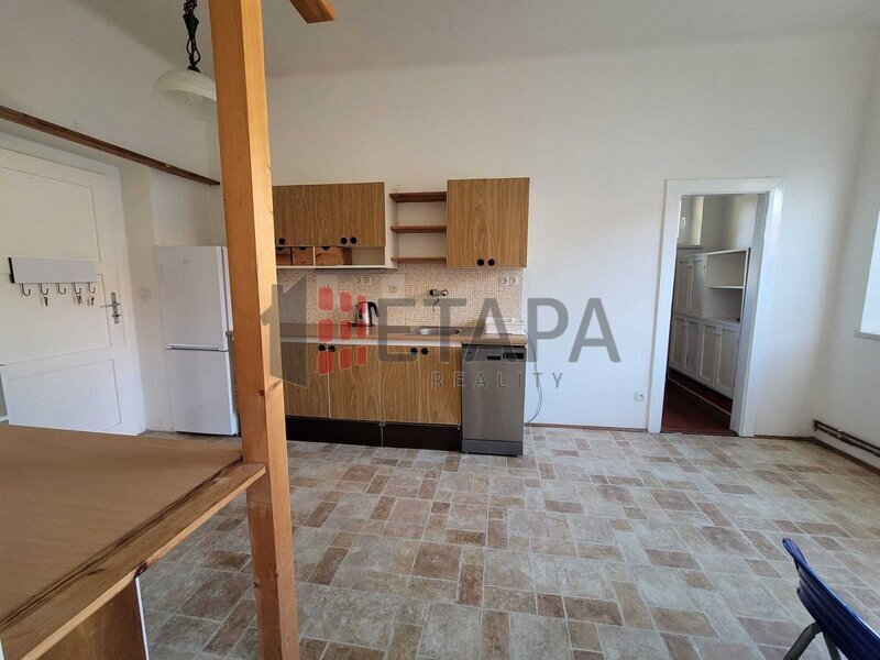 Pronájem bytu 1+1 50 m² s prostornou komorou v ul.Čechova v Českých Budějovicích.