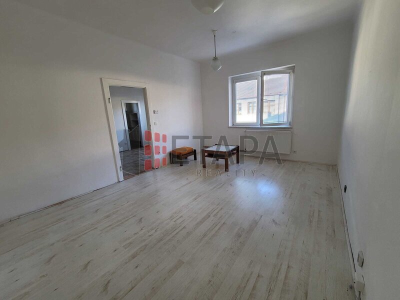 Pronájem bytu 1+1 50 m² s prostornou komorou v ul.Čechova v Českých Budějovicích.
