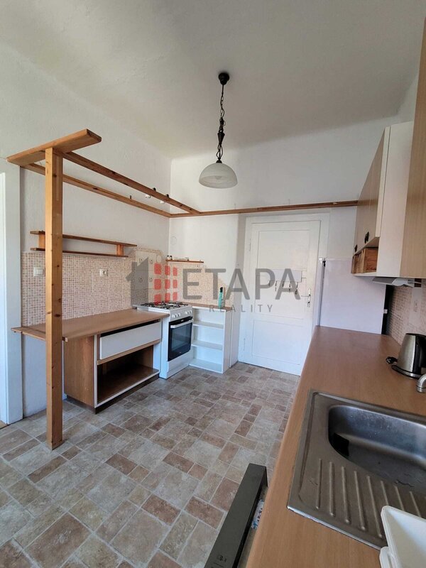 Pronájem bytu 1+1 50 m² s prostornou komorou v ul.Čechova v Českých Budějovicích.