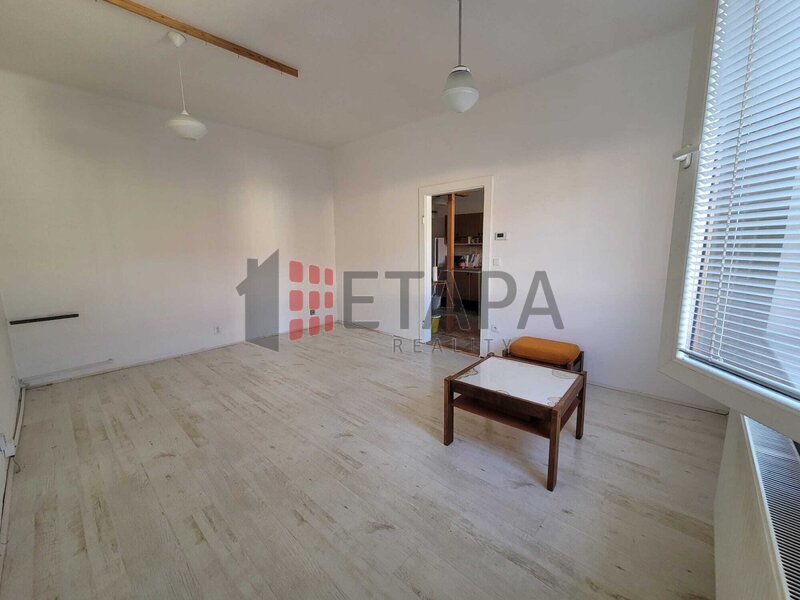 Pronájem bytu 1+1 50 m² s prostornou komorou v ul.Čechova v Českých Budějovicích.