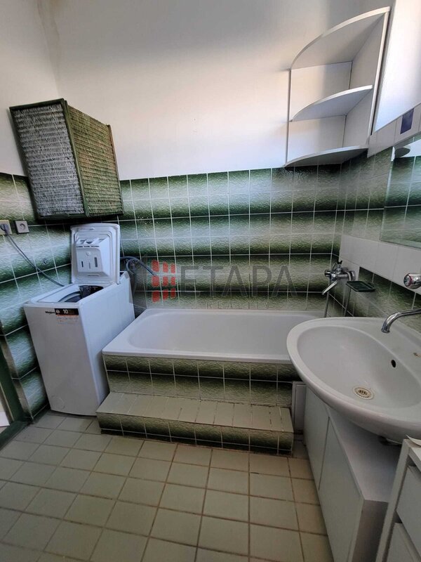 Pronájem bytu 1+1 50 m² s prostornou komorou v ul.Čechova v Českých Budějovicích.