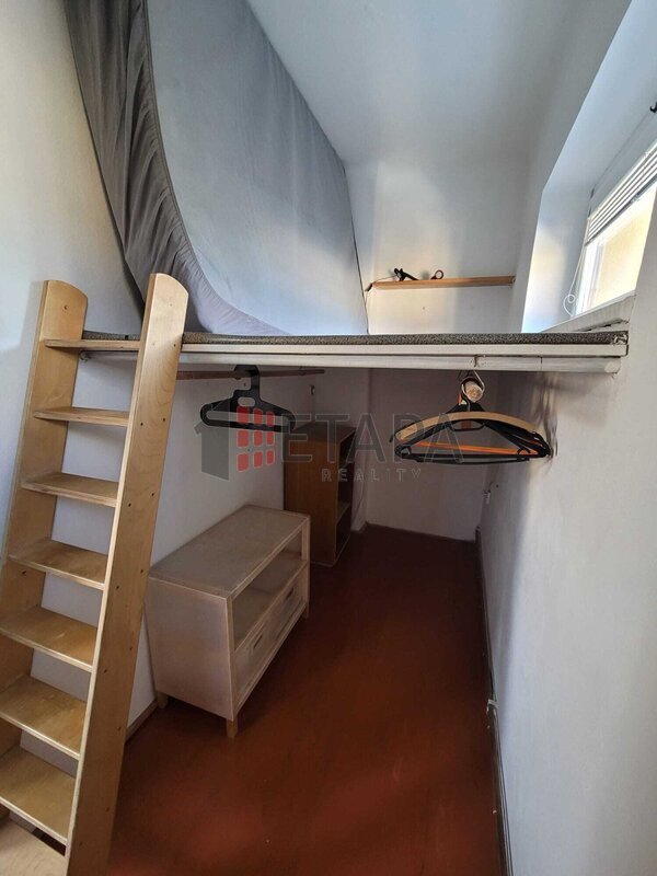 Pronájem bytu 1+1 50 m² s prostornou komorou v ul.Čechova v Českých Budějovicích.