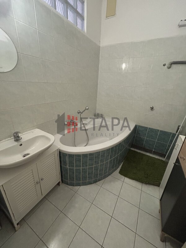 Nabízíme k pronájmu byt 2+1 o ploše 77 m² v Klavíkově ul. v Českých Budějovicích