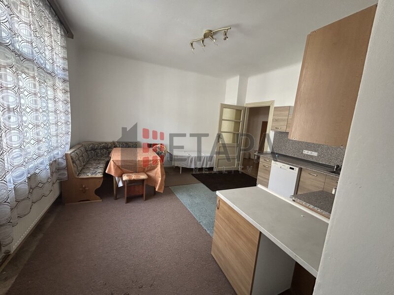 Nabízíme k pronájmu byt 2+1 o ploše 77 m² v Klavíkově ul. v Českých Budějovicích