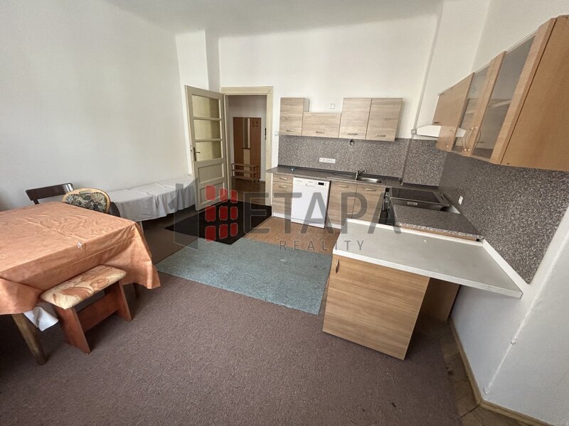 Nabízíme k pronájmu byt 2+1 o ploše 77 m² v Klavíkově ul. v Českých Budějovicích