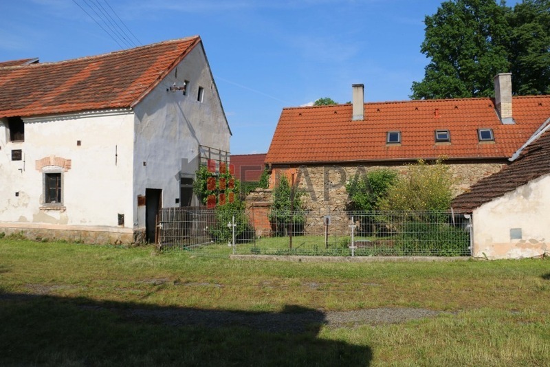 Prodej rodinného domu se zemědělskými stavbami v obci Radčice