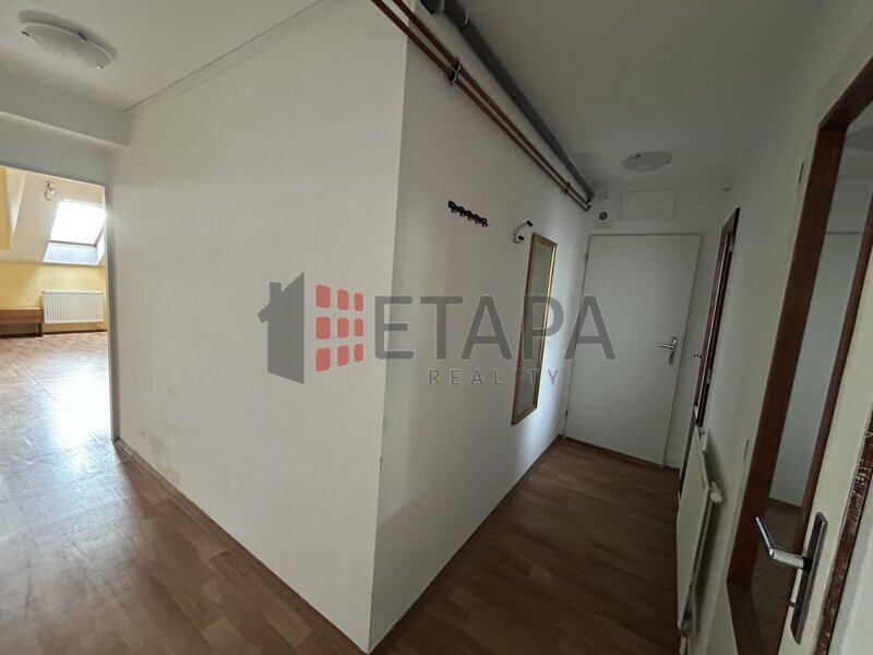 Nabízíme k pronájmu byt 1+1 o ploše 42 m² v Klavíkově ul. v Českých Budějovicích