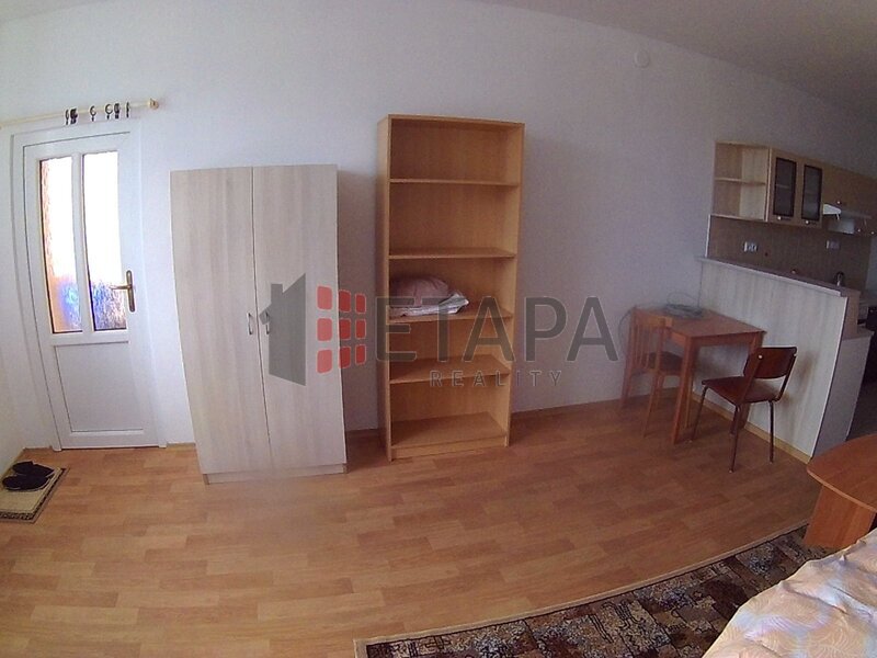Pronájem garsoniery se samostatným vstupem v přízemí RD v centru Ledenic.