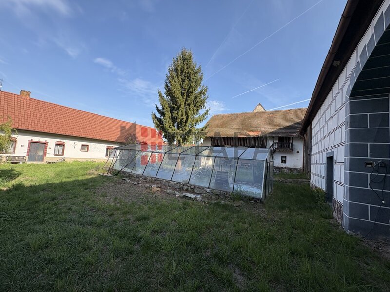 Zemědělská usedlost s developerským potenciálem – Kbelnice, Strakonicko (7 719 m²)