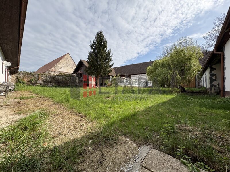 Zemědělská usedlost s developerským potenciálem – Kbelnice, Strakonicko (7 719 m²)