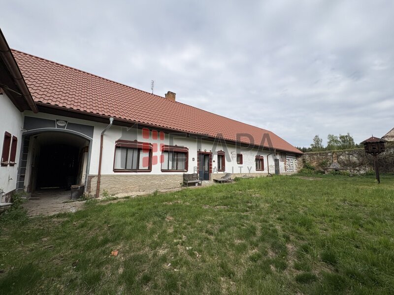 Zemědělská usedlost s developerským potenciálem – Kbelnice, Strakonicko (7 719 m²)