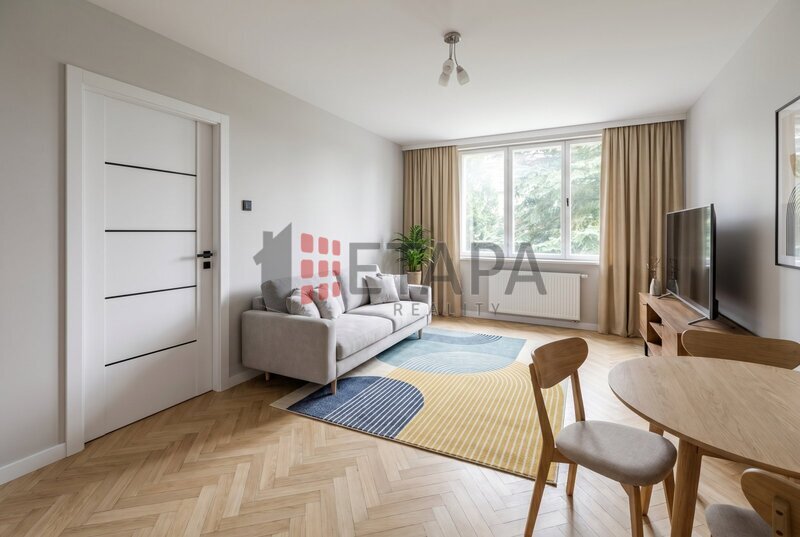 Prodej bytu 1+1 s balkónem v ulici Riegrova v Českých Velenicích.