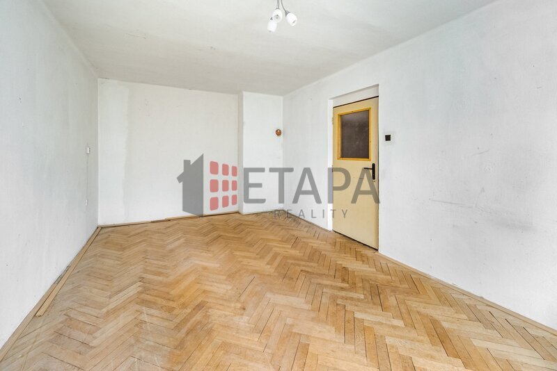 Prodej bytu 1+1 s balkónem v ulici Riegrova v Českých Velenicích.