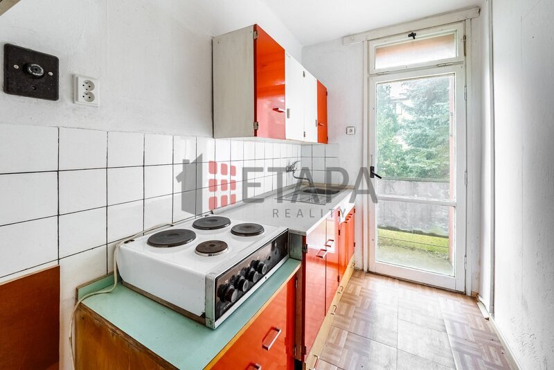 Prodej bytu 1+1 s balkónem v ulici Riegrova v Českých Velenicích.