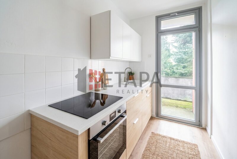 Prodej bytu 1+1 s balkónem v ulici Riegrova v Českých Velenicích.