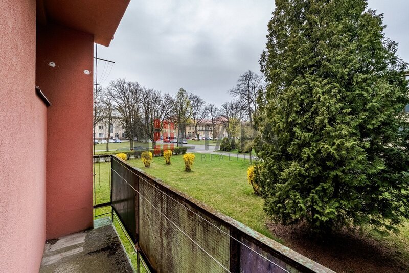 Prodej bytu 1+1 s balkónem v ulici Riegrova v Českých Velenicích.