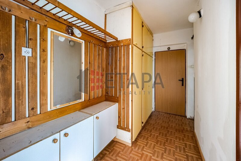 Prodej bytu 1+1 s balkónem v ulici Riegrova v Českých Velenicích.