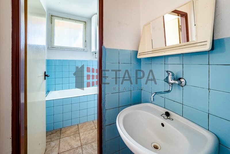 Prodej bytu 1+1 s balkónem v ulici Riegrova v Českých Velenicích.