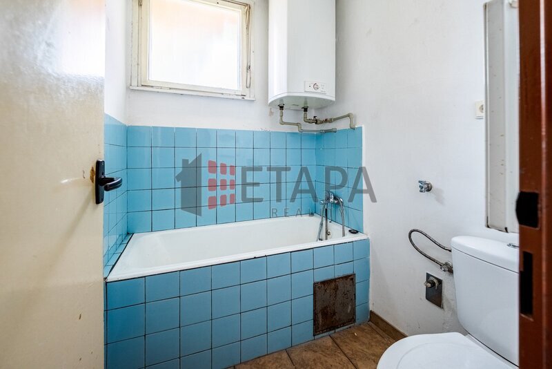 Prodej bytu 1+1 s balkónem v ulici Riegrova v Českých Velenicích.