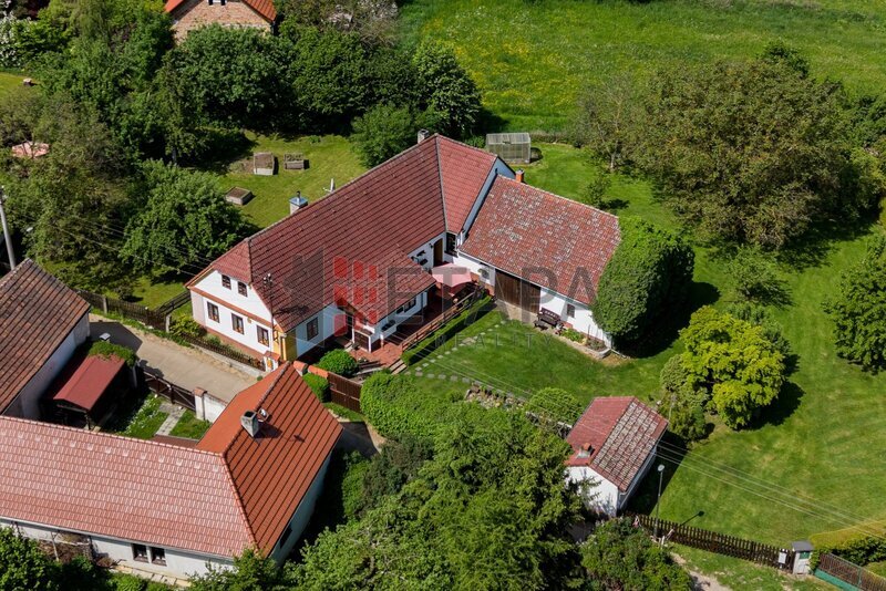 Rodinný dům s atmosférou chalupy a krásnou zahradou v Pohoří u Mirovic.