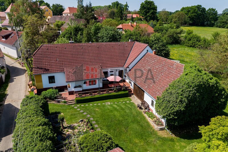 Rodinný dům s atmosférou chalupy a krásnou zahradou v Pohoří u Mirovic.