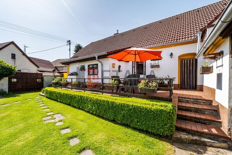 Rodinný dům s atmosférou chalupy a krásnou zahradou v Pohoří u Mirovic.