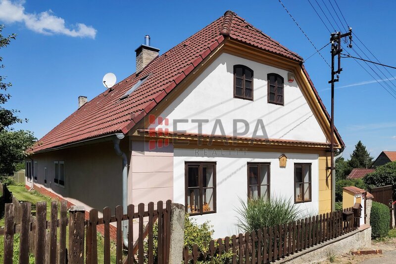 Rodinný dům s atmosférou chalupy a krásnou zahradou v Pohoří u Mirovic.