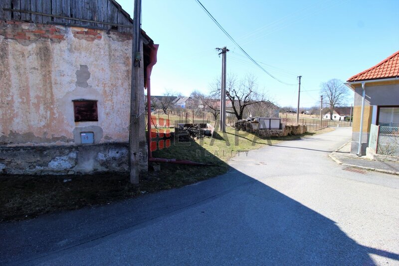 Prodej venkovského domu se zahradou v obci Netěchovice.