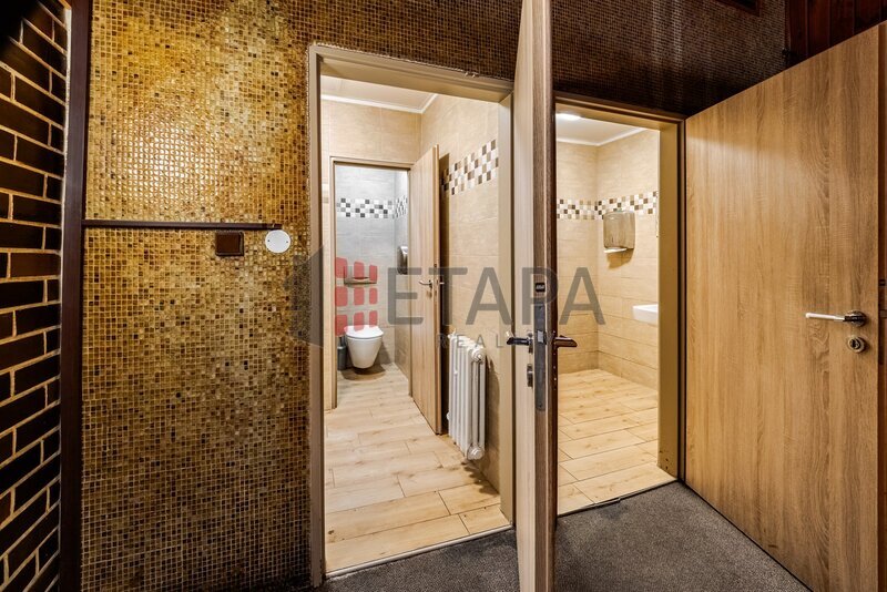 Prodej 100% podílu v s. r. o. s budovou v Českých Budějovicích.