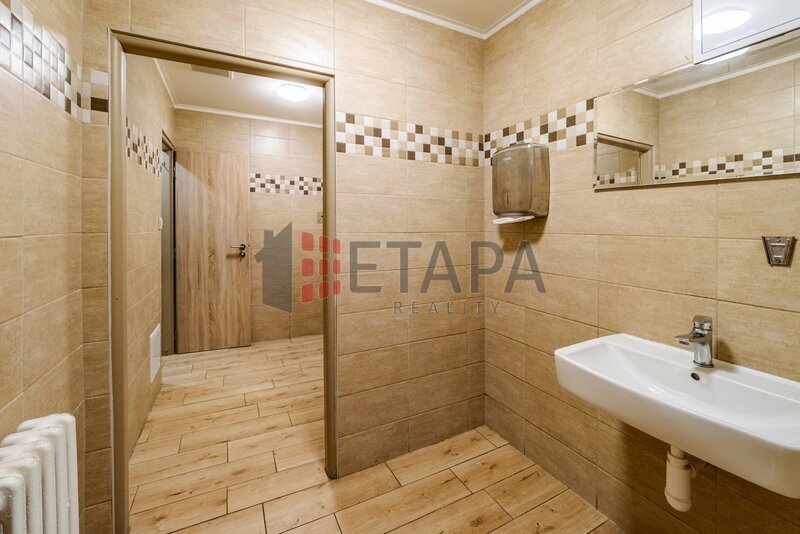 Prodej 100% podílu v s. r. o. s budovou v Českých Budějovicích.