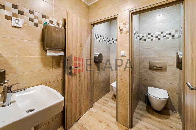 Prodej 100% podílu v s. r. o. s budovou v Českých Budějovicích.