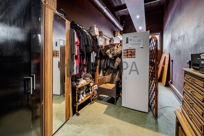 Prodej 100% podílu v s. r. o. s budovou v Českých Budějovicích.