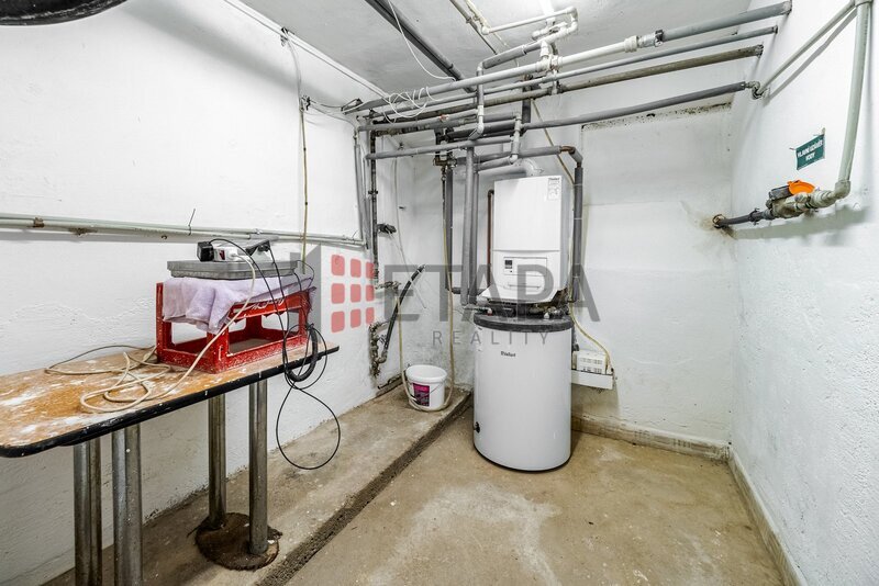 Prodej 100% podílu v s. r. o. s budovou v Českých Budějovicích.